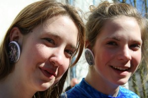 Marie und Alina Heupel (v.l.) legen in den Wettkampfpausen sogar Schmuck (Ohrringe) der Jumping Frogs an.