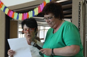 Doris Bickenbach und Claudia Becker (v.l.) mit ihrer Version: 2003 das ist doch klar, war ein wundervolles Jahr. Trampolin üben im TVG, was für eine tolle Idee. Volker Sollbach war der Gründer, er meinte dass wär’ gesünder, er hatte Helfer und auch Trainer, da wurde es auch immer schöner. Heute sind es schon 10 Jahre, und wir wünschen ohne Frage, macht so weiter viele viele Jumping Jahre!