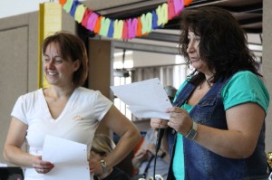 Heidi Bisanz (r.) trägt ihr Jubiläumsgedicht vor: 10 Jahre Trampolin, ist das schön wenn unsere Kinder springen geh’n. Mittwochs nachmittags geht es los mit grätschen, hüpfen, springen - um beim Wettkampf die nötigen Pünktchen zu erringen. Das Training ist auch keine Qual, denn Tanja ist die 1. Wahl und den vielen Helferlein - könnt es gar nicht besser sein.