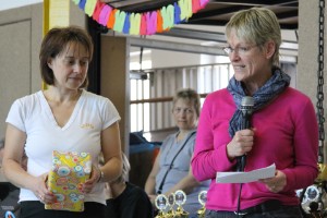 Cornelia Strunk (r.) arrangierte sechs Zeilen zu einem pfiffigen Jubiläumsreim: Die Jumping Frogs, die brauchen Mut, sie springen hoch und springen gut, ob "alt" ob "jung", ob groß oder klein, sie hüpfen alle für den Verein. Im TVG habt Ihr Bestand - macht weiter so und vielen Dank! 